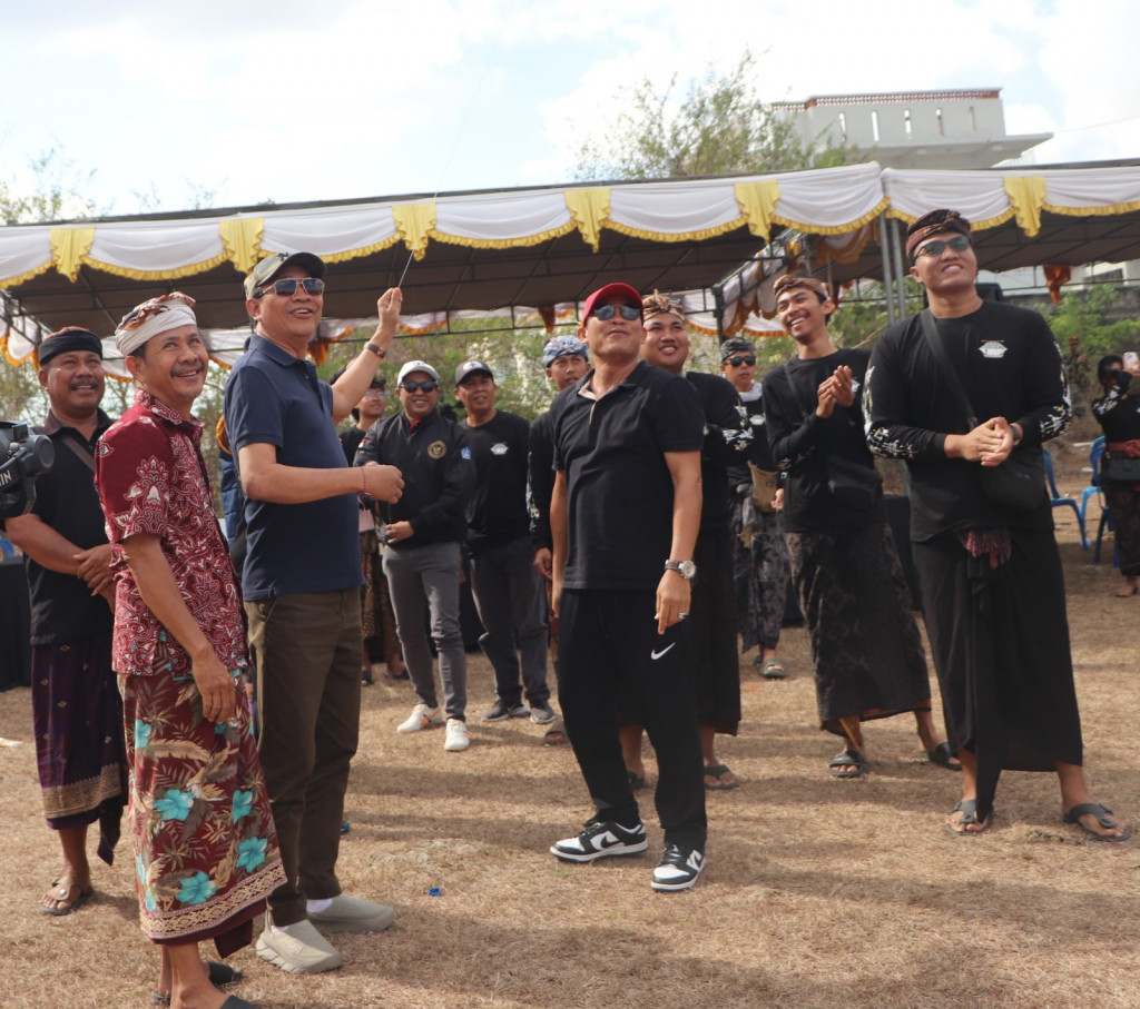 Wabup Suiasa Apresiasi Konsistensi Yowana Jimbaran Gelar Lomba Layang-Layang Menega Kite Festival III